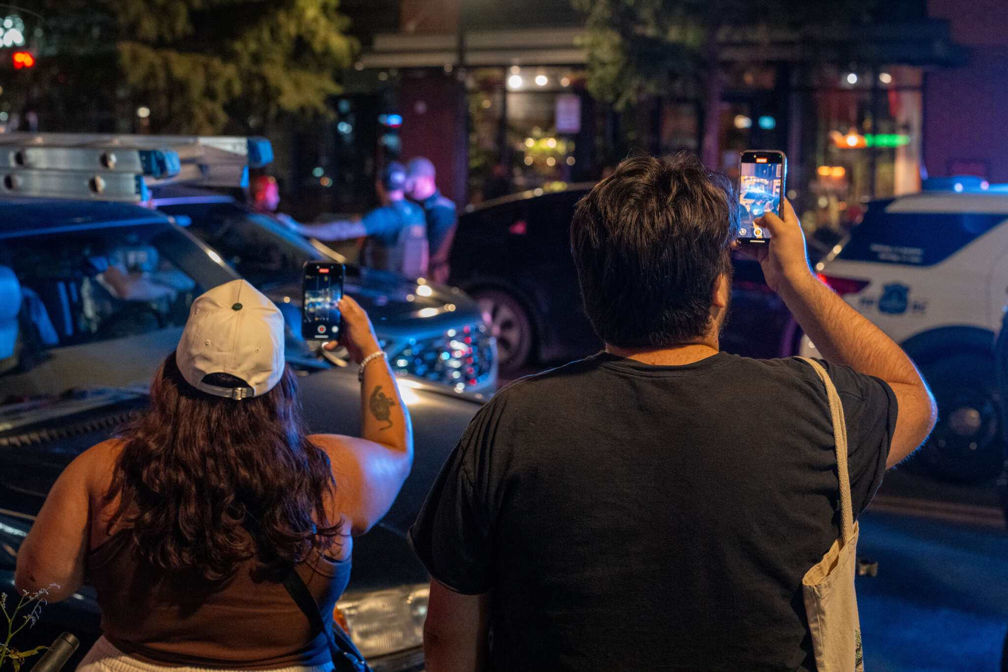 Vecinos graban con celulares una redada de inmigración
